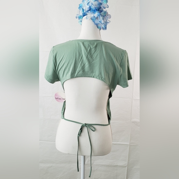 FULL CIRCLE TRENDS Back Cut Out Short Sleeve Top - Picture 2 of 7